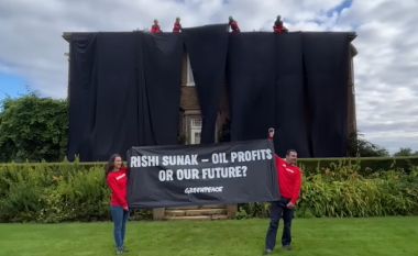 Aktivistët mbulojnë me të zezë shtëpinë e kryeministrit britanik