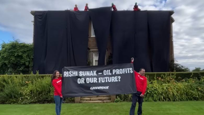 Aktivistët mbulojnë me të zezë shtëpinë e kryeministrit britanik