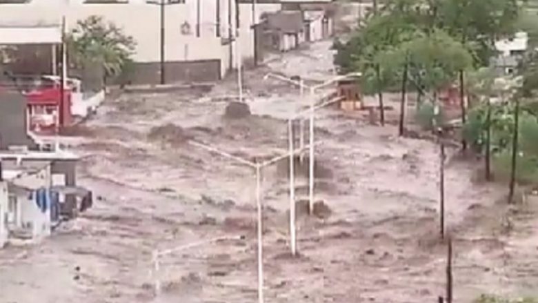 Përmbytje në Meksikë pas uraganit Hilary, stuhia po shkon drejt SHBA-së