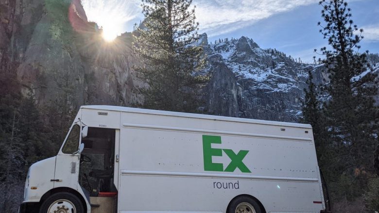 Një veteran i ushtrisë amerikane bleu një furgon FedEx për 3,000 dollarë – e ktheu atë në një shtëpi të vogël me rrota