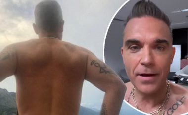 Robbie Williams shfaqet tërësisht lakuriq për të treguar koleksionin e tatuazheve
