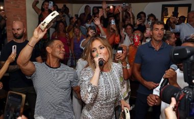 Jennifer Lopez befason fansat me performancë të shkurtër teksa ndodhej në një restorant në Itali