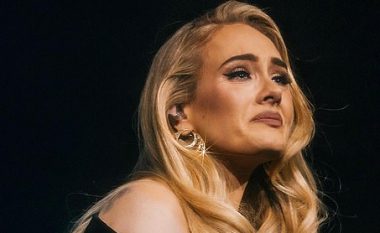 Adele zbulon se u rrëzua në prapaskenë gjatë shfaqjes së saj në Las Vegas pasi pësoi një atak të nervit shiatik