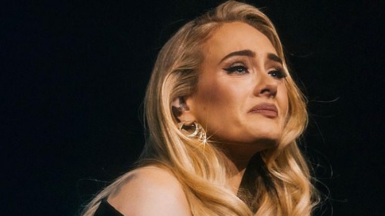 Adele zbulon se u rrëzua në prapaskenë gjatë shfaqjes së saj në Las Vegas pasi pësoi një atak të nervit shiatik