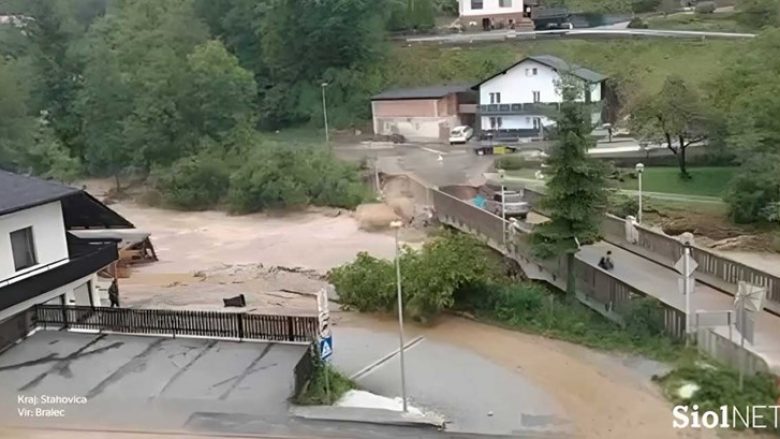 Shembet ura në Slloveni, vetura ndaloi në momentin e fundit