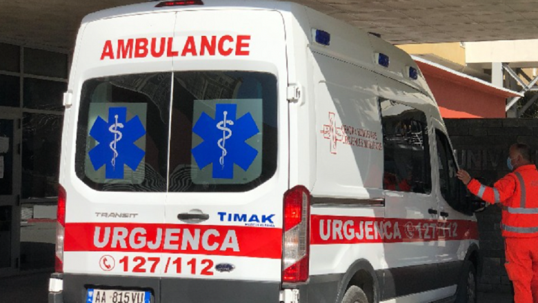 63-vjeçari tenton të vetëdigjet me benzinë, dërgohet me urgjencë në spital në Tiranë