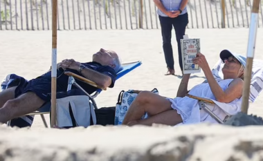 Joe Biden shijon një sy gjumë derisa “rrëzitej” në plazh