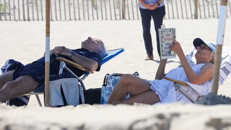 Joe Biden shijon një sy gjumë derisa “rrëzitej” në plazh