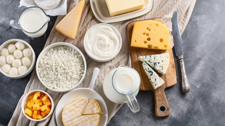 Produktet e qumështit me shumë yndyrë nuk janë shkaktarë të shtimit të peshës dhe kolesterinës: madje është e kundërta!