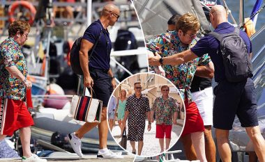 Elton John ndihmohet për të dalë nga jahti, teksa shoqërohet nga bashkëshorti i tij David Furnish në Saint Tropez