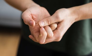 A është vërtet e rrezikshme “kërcitja e gishtave”? Ja çfarë thonë ekspertët