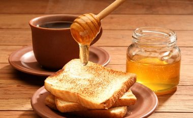 E dini se sa mjaltë vërtet bën të hamë çdo ditë – por që në vend që të na shërojë, të mos na rrezikojë shëndetin