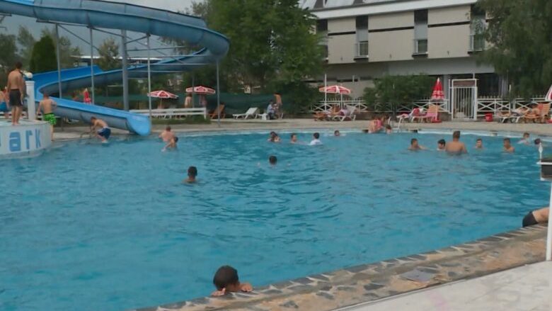 Tetovë, qytetarët ia mësyjnë pishinave
