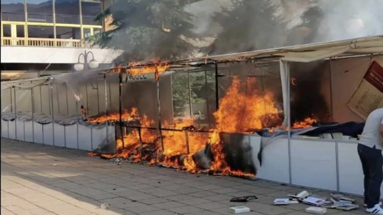 Zjarri në tendat e shitjes së librave në Tetovë, dëmi arrin deri 10 mijë euro