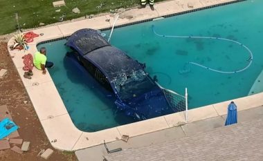 Tesla përplaset thyen murin dhe bie në pishinën e një shtëpie në Arizona