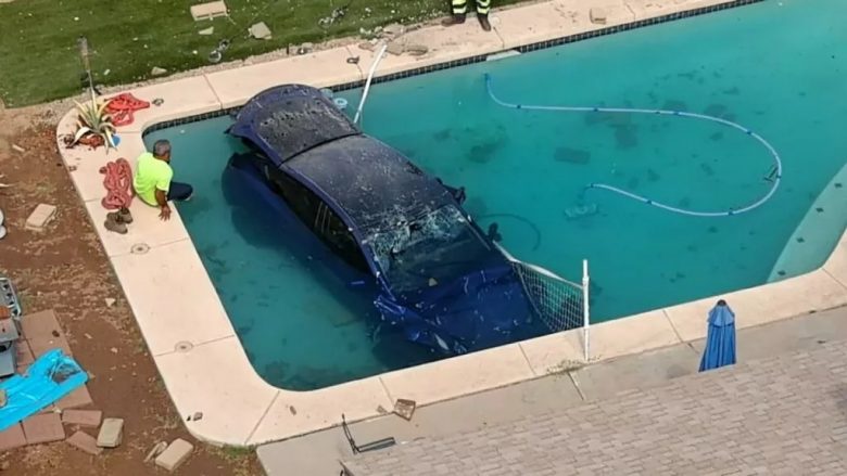 Tesla përplaset thyen murin dhe bie në pishinën e një shtëpie në Arizona