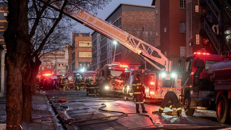 Rritet numri i viktimave nga zjarri në një ndërtesë në Johanesburg, 73 të vdekur dhe mbi 40 të lënduar