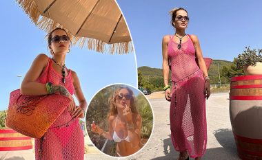 Rita Ora përshihet në trendin e filmit ‘Barbie’, ndërsa vesh një fustan transparent ngjyrë rozë gjatë pushimeve në Ibiza