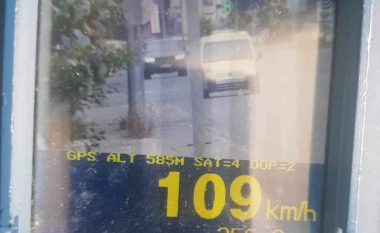 Voziti veturën në shpejtësi 109 km/h – 20 vjeçarit nga Ferizaj i merret patentë shoferi dhe dënohet me 500 euro