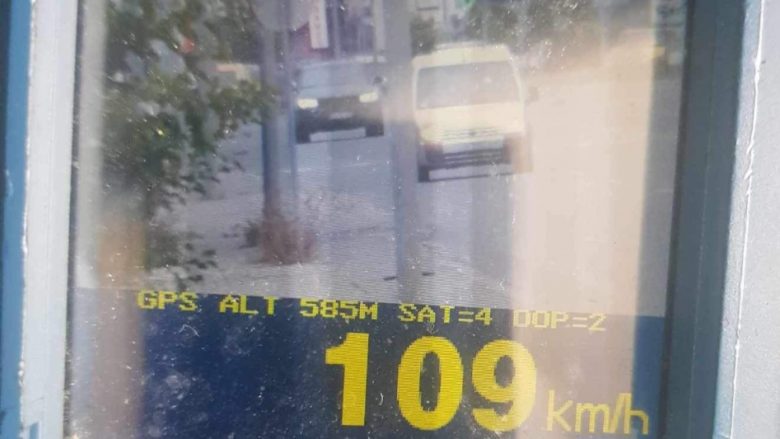 Voziti veturën në shpejtësi 109 km/h – 20 vjeçarit nga Ferizaj i merret patentë shoferi dhe dënohet me 500 euro