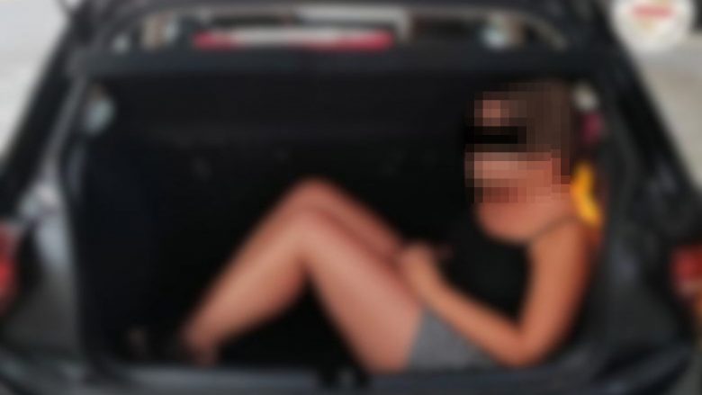 Nëna fut vajzën e saj në bagazhin e automjetit, ka dashur të hyjë në mënyrë ilegale në Maqedoni