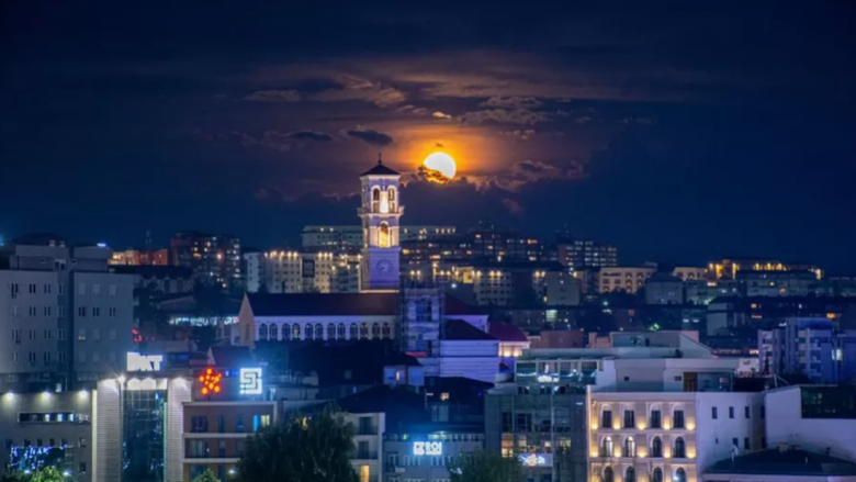 Fotografia e super Hënës në Prishtinë vlerësohet si ndër më të mirat në botë nga BBC