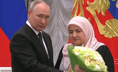 Putin i jep nënës së Kadyrovit çmimin e “Urdhrit të Nderit”