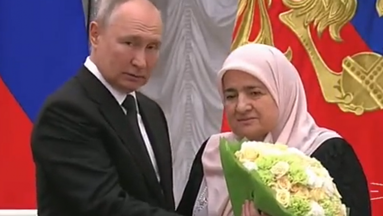 Putin i jep nënës së Kadyrovit çmimin e “Urdhrit të Nderit”