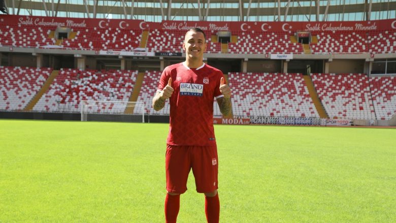 Rey Manaj zyrtarizohet te klubi i njohur turk