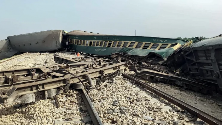 Të paktën 28 të vdekur pasi treni doli nga shinat në Pakistan