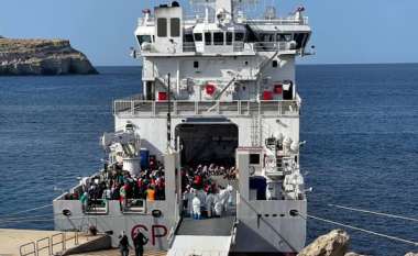 Dy të vdekur pas fundosjes së varkës me emigrantë në Itali