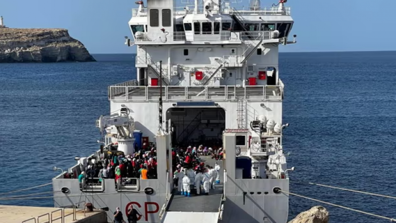 Dy të vdekur pas fundosjes së varkës me emigrantë në Itali