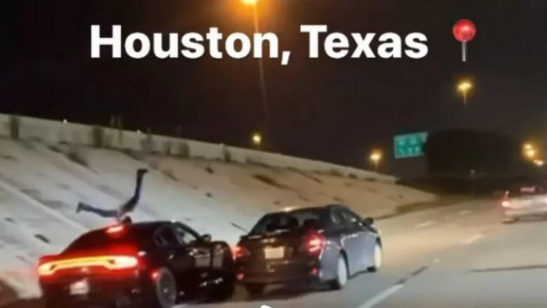 Spektatorët në një ngjarje të paligjshme në Houston kapin momentin e një aksidenti – shoferi ikën nga vendngjarja