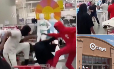 Pamjet shokuese shfaqin momentin kur shpërthen një përleshje në një dyqan në Kaliforni