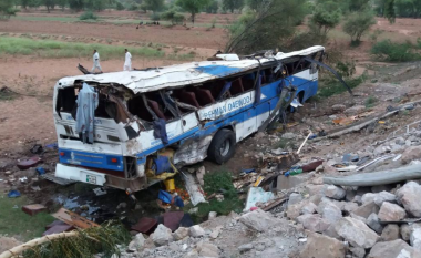 Të paktën 18 persona digjen për vdekje në një aksident autobusi në Pakistan