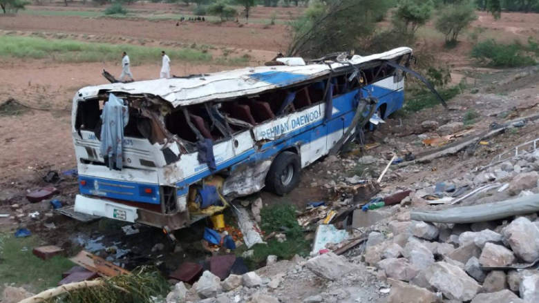 Të paktën 18 persona digjen për vdekje në një aksident autobusi në Pakistan