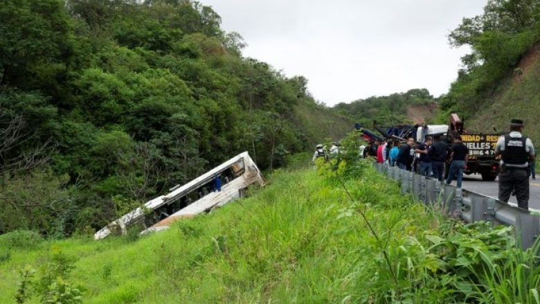 Autobusi bie në një luginë në Meksikë, të paktën 18 të vdekur