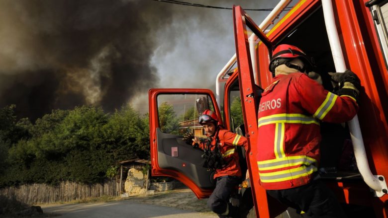 Qindra të evakuuar, Portugalia po lufton me zjarret që kanë përfshirë mijëra hektarë mes temperaturave në rritje