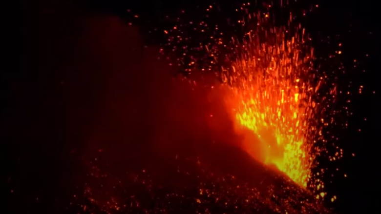 Shpërthen vullkani Etna, aeroporti i Katanias anulon fluturimet