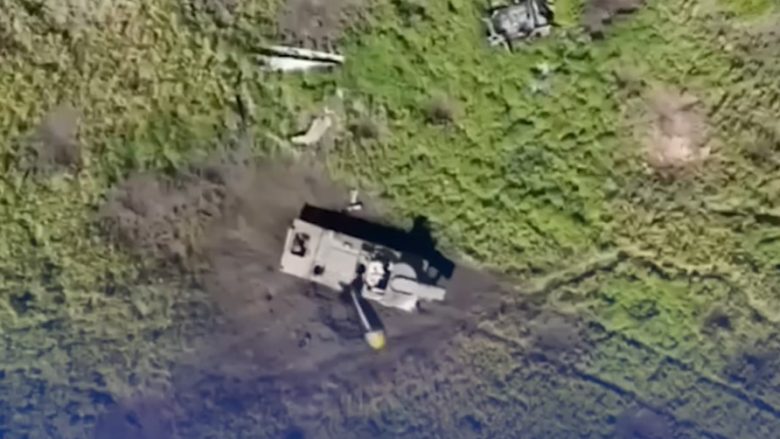 Ukrainasit shkatërrojnë automjetin rus UR-77