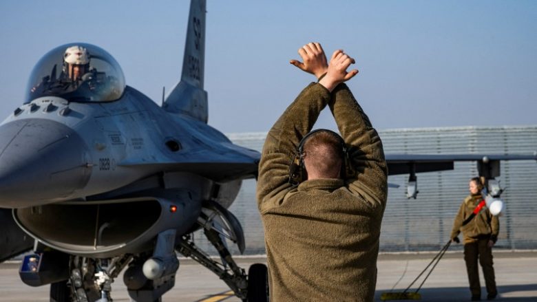 Pilotët ukrainas arrijnë në Danimarkë për tu stërvitur me aeroplanët luftarakë F-16
