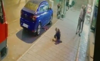 Një grua vret në mes të rrugës një pensionist – kamera ka regjistruar momentin e ngjarjes në Turqi