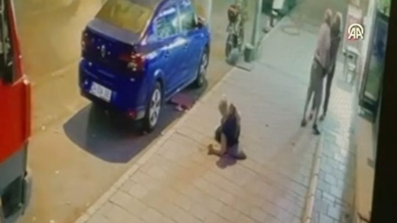 Një grua vret në mes të rrugës një pensionist – kamera ka regjistruar momentin e ngjarjes në Turqi