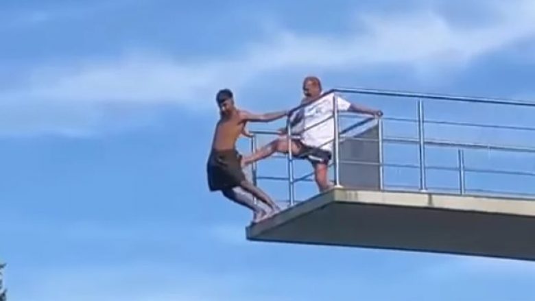 Roja e pishinës shtyu një burrë nga kërcimorja, pushuesi ra nga dhjetë metra lartësi në Austri