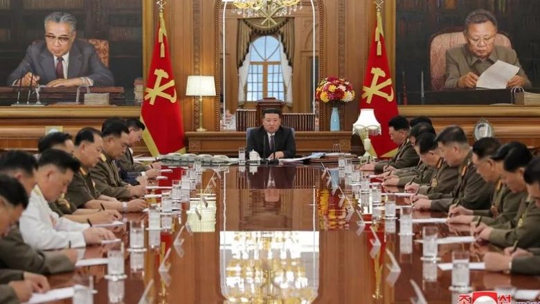 Kim i Koresë së Veriut shkarkon gjeneralin e lartë, bën thirrje për përgatitje lufte