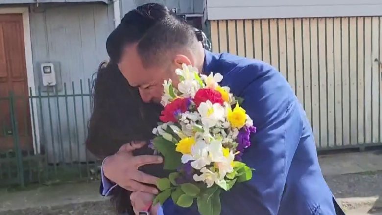 Ishte rrëmbyer sapo kishte lindur, burri takon nënën pas 42 vjetësh në Kili – momenti emocionues i ribashkimit të tyre