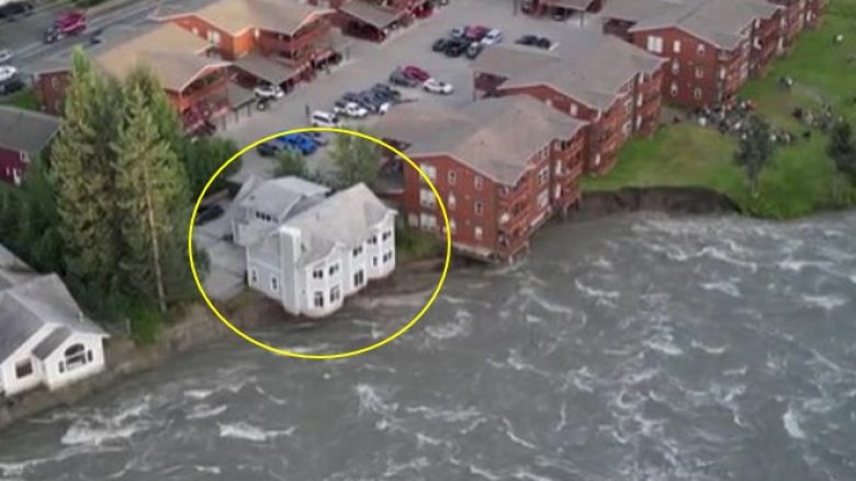 Momenti kur një shtëpi ‘rrëshqiti në lumë’ ndërsa Alaska u godit nga një përmbytje akullnajore ‘e paprecedentë’