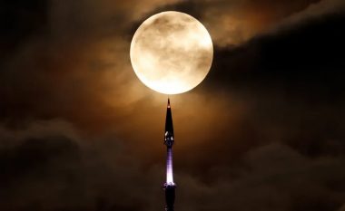 Nata e Super-Hënës blu: Çfarë është dhe si mund ta shohim “ngjarjen e rrallë qiellore”?