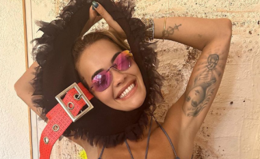 Rita Ora publikon fotografi të tjera nga pushimet në Ibiza