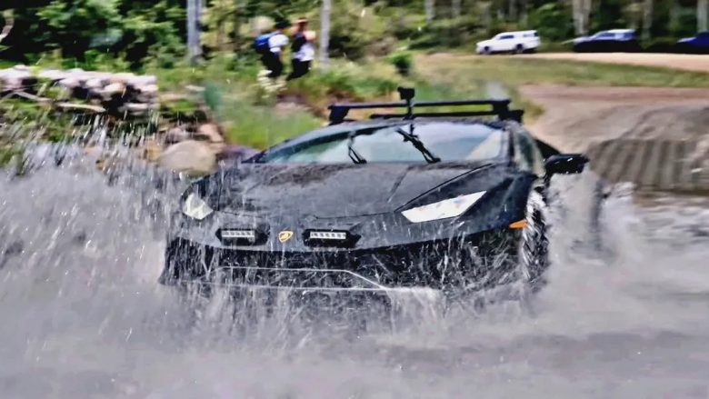 Pronari bleu një Lamborghini të ri dhe menjëherë e dërgoi menjëherë “në pisllëk”